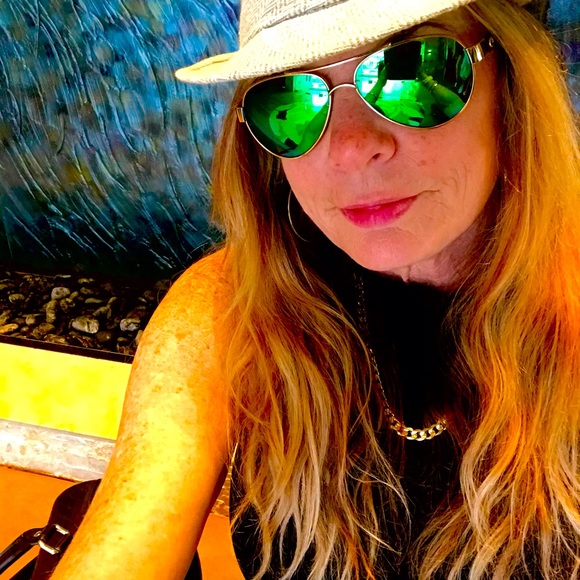 Meet your Posher, Gail - Picture 1 of 2